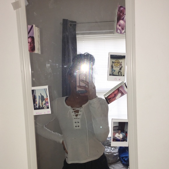 holllister long sleeve lace up front - Picture 2 of 3